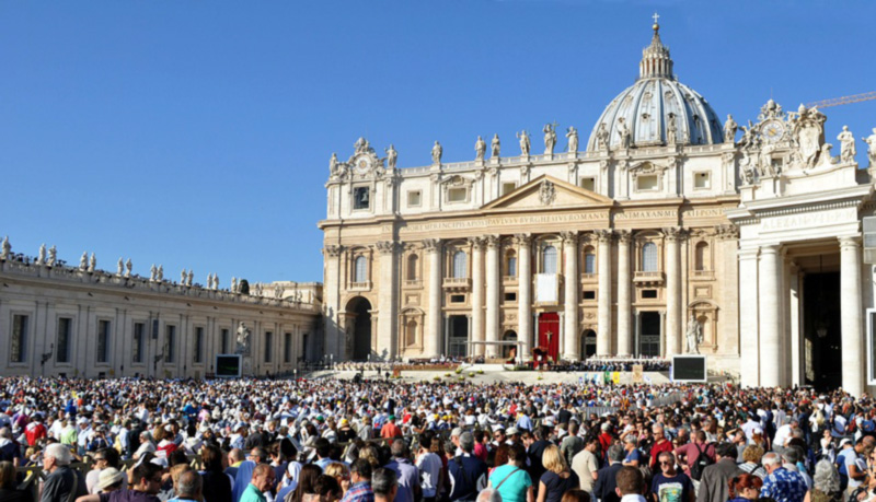 Crowd watching the Pope at the Vatican